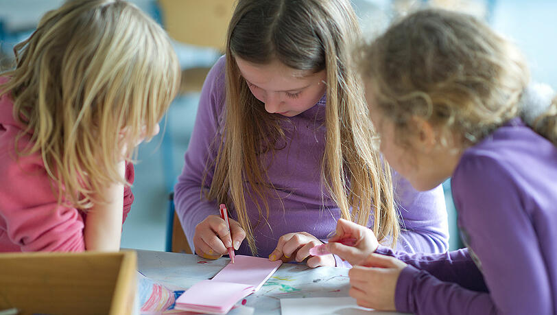 Nur die Hälfte aller Grundschulkinder in Bayern hat einen Platz in einem Hort oder einer Mittagsbetreuung. Nur die Hälfte aller Grundschulkinder in Bayern hat einen Platz in einem Hort oder einer Mittagsbetreuung.