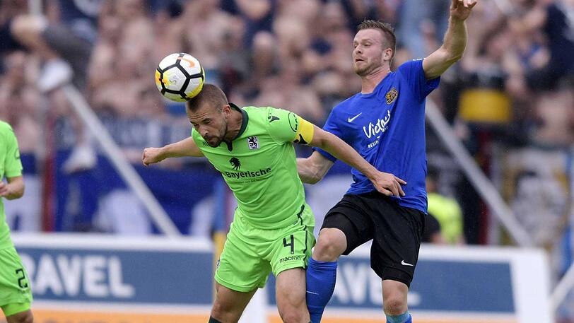 FELIX WEBER NOTE 3 Der Kapitän wirkte zu Beginn ebenfalls nicht sattelfest, warf aber alles rein, was er hatte. Frühe Verwarnung nach einem rustikalen Foul, Assist für Karger beim 2:1 und schließlich der Ausrutscher beim 2:2.