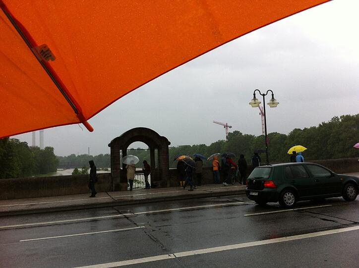 Von der Wittelsbacherbrücke blickten Passanten fassungslos auf das wilde Treiben in der Isar.