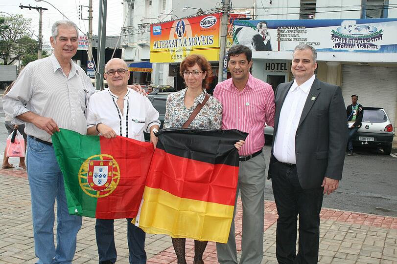 Prof. Cícero Fialho, Paulo Duarte Filipe, Dr. Lusine Breitscheidel, Vadinho Baiao (Bürgermeister von Ubá, Brasilien) und Marcelo Andrade Ende 2012 in Brasilien bei der gemeinsamen Planung des Festivals.
