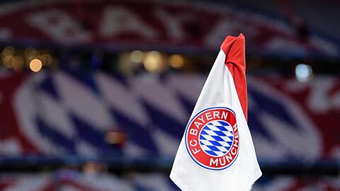 Das Logo des FC Bayern München ist auf der Eckfahne in der Allianz Arena zu sehen. Foto: Matthias Balk/dpa/Archivbild
