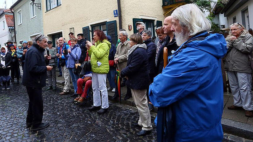 Anwohner versammeln sich dort, wo einst das historische Häusl stand.
