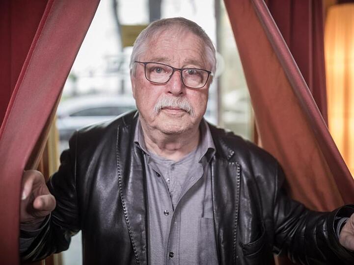 Wolf Biermann nmimt die Demokratie in Schutz.