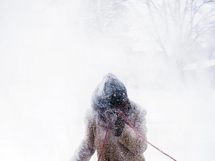 Sarah Allen kämpft gegen den starken Wind und Schneefall in Flint an. Die Kälte führte vereinzelt zu Stromausfällen, insgesamt hielt das vergleichsweise fragile US-Stromnetz aber Stand.