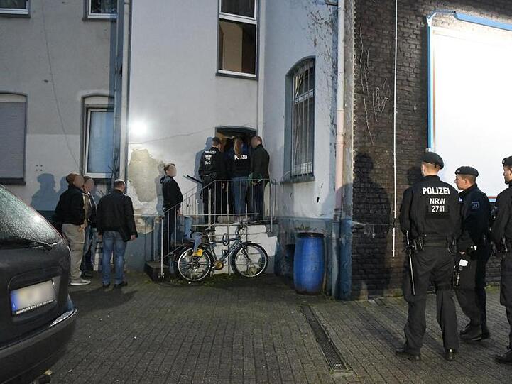 Der Einsatz mit hunderten Polizeibeamten begann gegen 5 Uhr morgens.