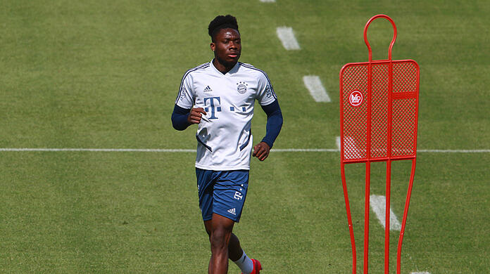 Alphonso Davies arbeitet nach überstandenem Außenbandriss an seinem Comeback. (Archivbild)