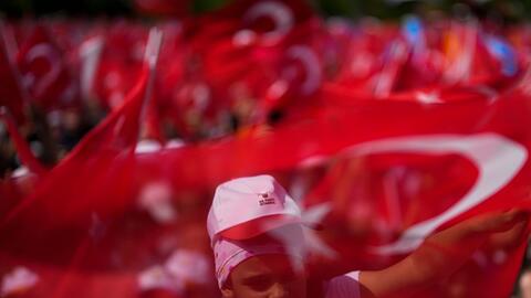 Die Anhänger des türkischen Präsidenten und Präsidentschaftskandidaten der Volksallianz Erdogan schwenken Nationalflaggen bei einer Wahlkampfveranstaltung.
