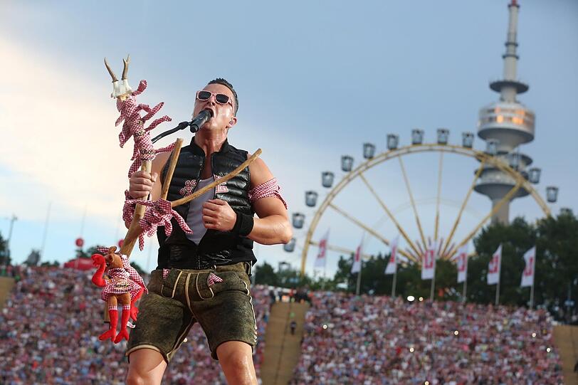 2016: Der Volks-Rock 'n' Roller im Olympiastadion: Andreas Gabalier mit seinen unverzichtbaren Konzert-Accessoires vor prächtiger Kulisse.