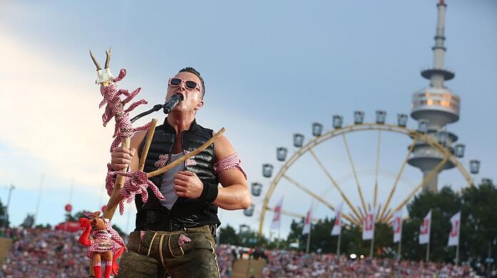 2016: Der Volks-Rock 'n' Roller im Olympiastadion: Andreas Gabalier mit seinen unverzichtbaren Konzert-Accessoires vor prächtiger Kulisse.