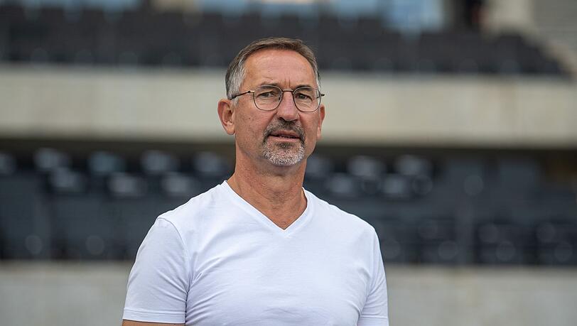 Nicht länger Sportchef in Regensburg: Achim Beierlorzer. (Archivbild)