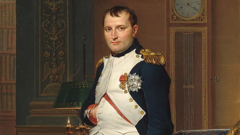 David hat Napoleon 1812 in seinem Arbeitszimmer im Tuilerien-Palast porträtiert. Der Kaiser trägt die blau-weiße Uniform eines Obersten der Fußgrenadiere. Im selben Jahr läutet der verheerende Russlandfeldzug den Untergang Bonapartes ein. David hat Napoleon 1812 in seinem Arbeitszimmer im Tuilerien-Palast porträtiert. Der Kaiser trägt die blau-weiße Uniform eines Obersten der Fußgrenadiere. Im selben Jahr läutet der verheerende Russlandfeldzug den Untergang Bonapartes ein.