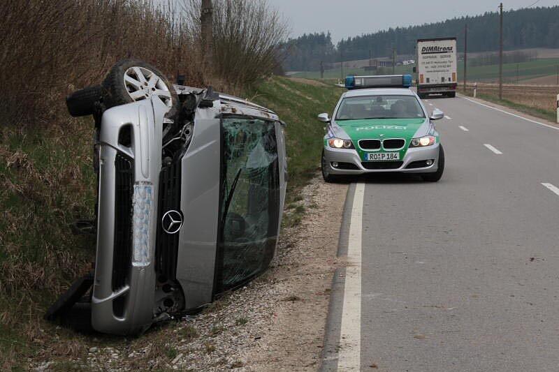 Bei Mitterbuchbach ist am Donnerstag ein Autofahrer mit seinem Mercedes von der Straße abgekommen und hat sich dabei überschlagen. Der Mann musste verletzt ins Krankenhaus eingeliefert werden, am Auto entstand ein Totalschaden.