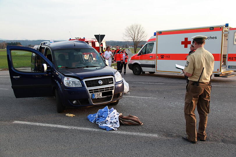 Im Landkreis Rosenheim hat eine Autofahrerin einen Motorradfahrer übersehen. Der Mann stirbt noch am Unfallort, die Frau wird schwer verletzt ins Krankenhaus geflogen.