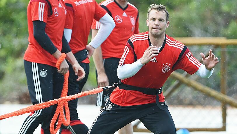 Manuel Neuer ist in Brasilien wieder voll ins Training eingestiegen. Manuel Neuer ist in Brasilien wieder voll ins Training eingestiegen.