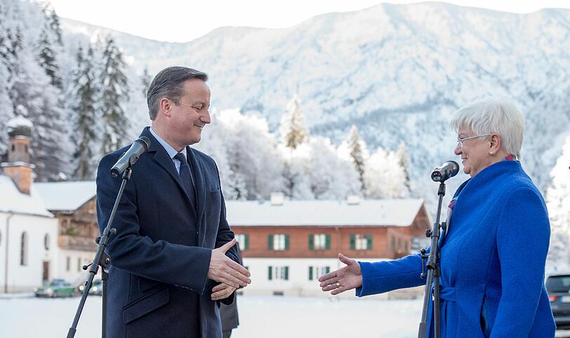 Handschlag vor den Tegernseer Bergen: Zwischen David Cameron und Gerda Hasselfeldt stimmt die Chemie offenbar.