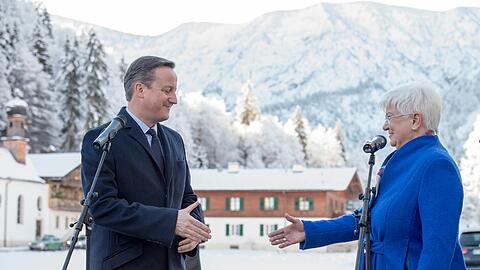 Handschlag vor den Tegernseer Bergen: Zwischen David Cameron und Gerda Hasselfeldt stimmt die Chemie offenbar.