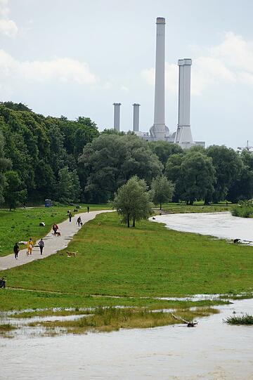 Von einem Isar-Hochwasser in München sind wir noch ein gutes Stück entfernt &ndash; aber so langsam schaukelt sich das Ganze hoch. Und schwappt an einigen Stellen sogar über. Bislang nur an den renaturierten Flächen. Aber auch dafür sind die ja geschaffen worden. Gut so.