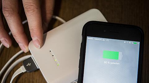 Populär und günstig sind zudem mobile Zusatzakkus, auch Powerbanks genannt.