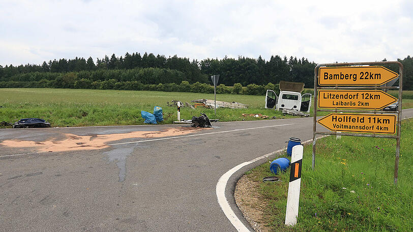 Bei dem schweren Unfall mit einem Golf wurde der Sprinter in mehrere Teile gerissen.