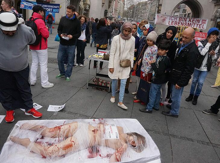 Die Bilder vom Nackt-Protest am Stachus.