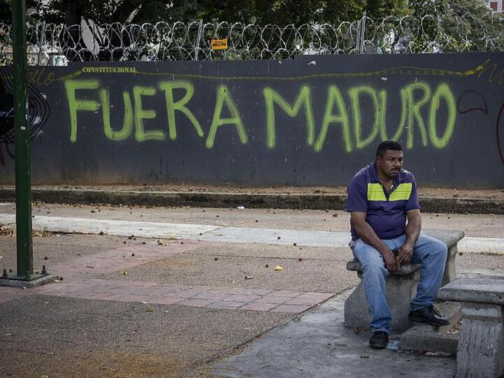 "Maduro raus", steht an einer Wand geschrieben. Die Wirtschaftsleistung des südamerikanischen Landes hat sich in den vergangenen Jahren halbiert. Korruption, Missmanagement und staatliche Gängelung haben die industrielle Basis weitgehend zerstört.