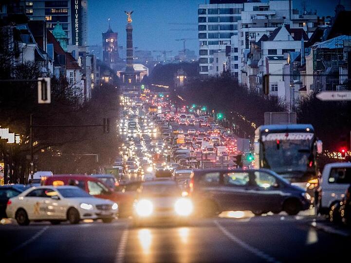 Abendlicher Berufsverkehr in Berlin. Der Deutsche Städtetag hat sich dafür ausgesprochen, in interessierten Kommunen eine City-Maut zu erproben.