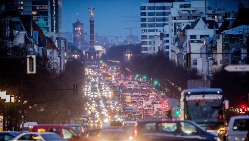 Abendlicher Berufsverkehr in Berlin. Der Deutsche Städtetag hat sich dafür ausgesprochen, in interessierten Kommunen eine City-Maut zu erproben. Abendlicher Berufsverkehr in Berlin. Der Deutsche Städtetag hat sich dafür ausgesprochen, in interessierten Kommunen eine City-Maut zu erproben.