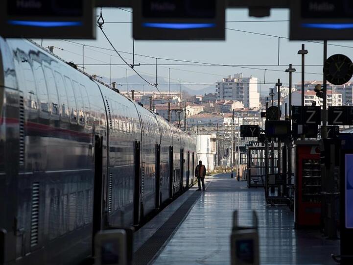 An einem leeren Bahnsteig am Bahnhof Saint-Charles in Marseille steht ein Hochgeschwindigkeitszug.