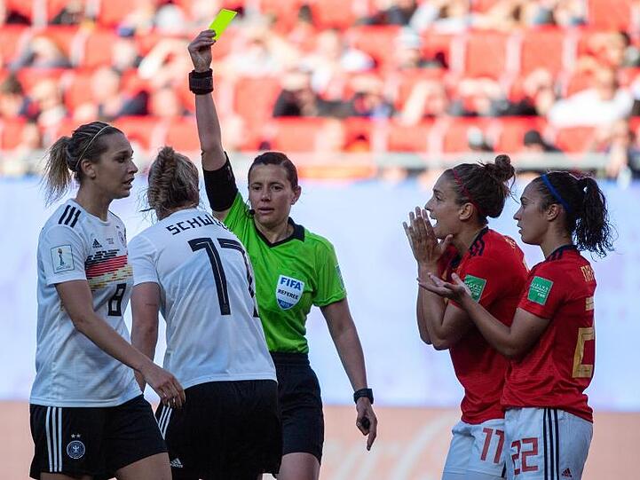 Deutschlands Verena Schweers (M) sieht nach einem Foul an einer Spanierin gelb.