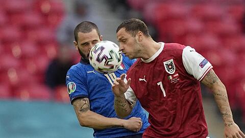 Der Österreicher Marko Arnautovic (r) im Kopfballduell mit Leonardo Bonucci.