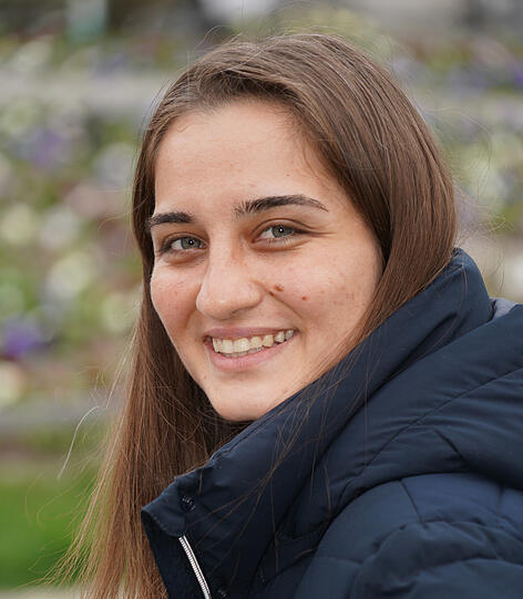 Berfin Kocakaya (26), Auszubildende: "Es ist an der Zeit, dass Normalität zurück ins Leben kommt. Es ist verrückt, wenn in der Gastronomie keine Maske nötig ist beim am Tisch sitzen, aber zum auf Toilette gehen eine Maske sein muss. Maske anhaben fühlt sich für mich wie Gefängnis an. Ich bin froh, sie nicht mehr tragen zu müssen."