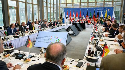 Die Regierungschefs der Länder bei der Ministerpräsidentenkonferenz in Berlin.