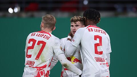 Timo Werner (M) feiert mit Konrad Laimer (l) und Mohamed Simakan sein Tor zum 3:1.