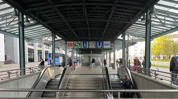 Fünf Menschen steckten am Münchner Ostbahnhof in einem Aufzug fest.