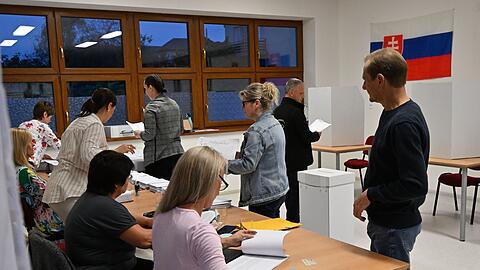 Menschen geben ihre Stimmen bei der Parlamentswahl in der Slowakei ab.