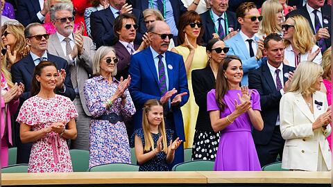 Prinzessin Kate (r.) mit Prinzessin Charlotte und Pippa Middleton (l.) in Wimbledon. Hinter ihnen stehen unter anderem Benedict Cumberbatch (heller Anzug) und Tom Cruise (Mitte).