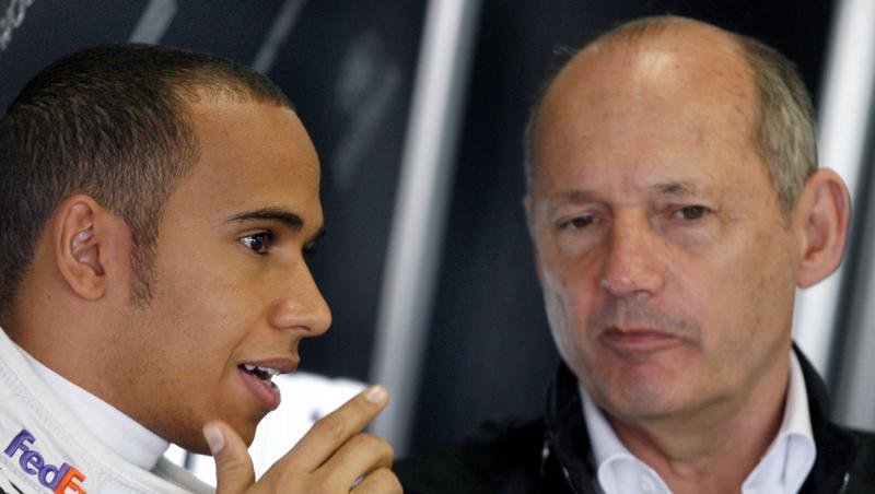 Ron Dennis unterhält sich in Australien mit McLarens Topfahrer Lewis Hamilton. Ron Dennis unterhält sich in Australien mit McLarens Topfahrer Lewis Hamilton.