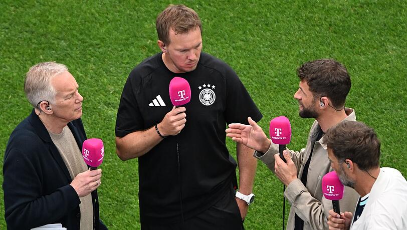 Jürgen Klopp (r) und Thomas Müller reagieren auf ihre Aussagen gegenüber Julian Nagelsmann. Jürgen Klopp (r) und Thomas Müller reagieren auf ihre Aussagen gegenüber Julian Nagelsmann.