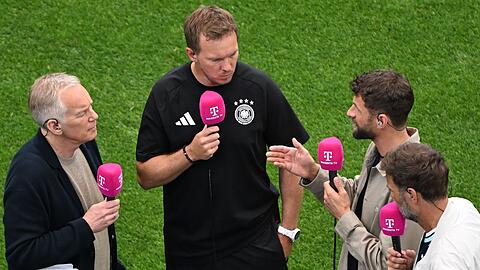 Jürgen Klopp (r) und Thomas Müller reagieren auf ihre Aussagen gegenüber Julian Nagelsmann. Jürgen Klopp (r) und Thomas Müller reagieren auf ihre Aussagen gegenüber Julian Nagelsmann.