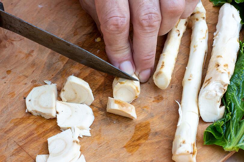 F&uuml;r die Meerrettich-Creme r&uuml;hren Sie 150 Gramm Cr&egrave;me fra&icirc;che mit zwei Essl&ouml;ffeln scharfer Meerrettich-Cr&egrave;me, einem Teel&ouml;ffel frisch geriebenem Ingwer und einem Teel&ouml;ffel fl&uuml;ssigem Honig an. W&uuml;rzen Sie mit etwas Salz. Servieren Sie die Creme dann zum Ofengem&uuml;se oder betr&auml;ufeln Sie das Gem&uuml;se mit einer Kr&auml;uter-Vinaigrette aus Zitronensaft, frischem Dill und Schnittlauch. &Uuml;brig gebliebenes Gem&uuml;se k&ouml;nnen Sie am n&auml;chsten Tag f&uuml;r eine Suppe weiterverwenden.