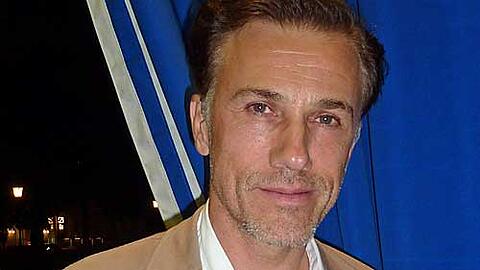 Müde Augen, aber strahlender Hollywood-Teint: Oscar-König Christoph Waltz bei seiner Ankunft am Hotel Bayerischer Hof.