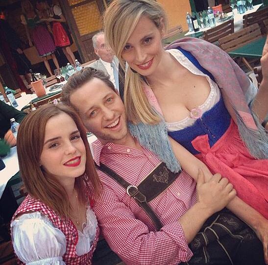 Auch die britische Schauspielerin Emma Watson (l.) liebt Dirndl (hier mit Derek Blasberg und Lauren Santo Domingo).