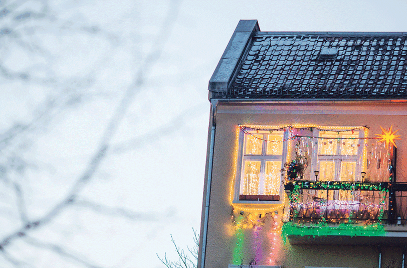 Da mag es jemand besonders bunt. Weihnachtsdeko an Balkon und Fenstern ist grundsätzlich erlaubt.