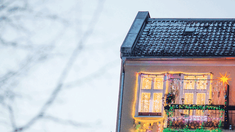 Da mag es jemand besonders bunt. Weihnachtsdeko an Balkon und Fenstern ist grundsätzlich erlaubt.