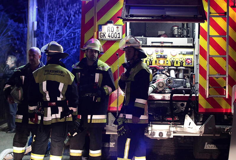 Explosion im Keller - die Bilder vom Feuerwehreinsatz in Großkarolinenfeld.