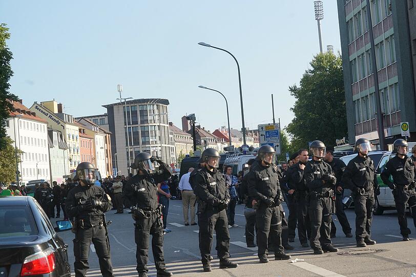 Polizeieinsatz in der Martin-Luther-Straße nach dem Amateur-Derby. Löwen-Ultras hatten randaliert und sich anschließend in einer Kneipe verschanzt. Die Bilder.