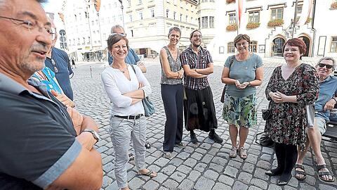 Rosi Steinberger (3.v.r.) und Verena Osgyan (2.v. l.) erklären beim Datenspaziergang, wo es im Alltag hakt.