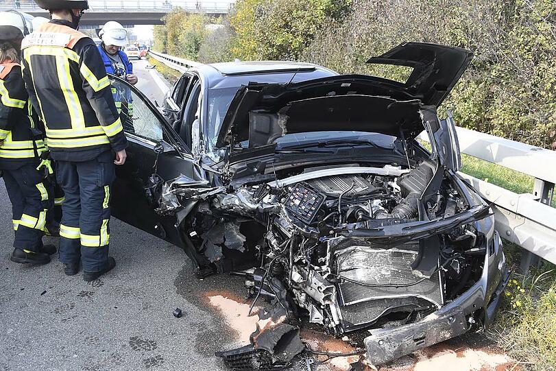 Schwerer Unfall auf der A995 - Bilder vom Bergungseinsatz.
