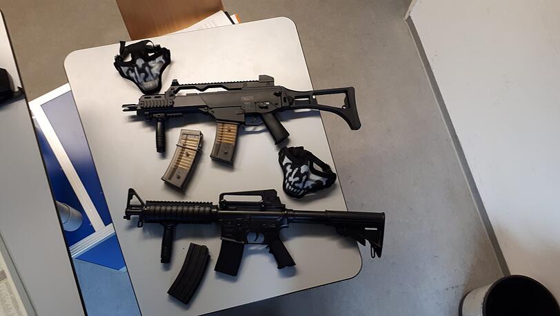 Zwei Jugendliche liefen am Donnerstag mit diesen Softair-Gewehren und Sturmmasken durch die Gemeinde Kirchheim und lösten einen Polizeieinsatz aus. Zwei Jugendliche liefen am Donnerstag mit diesen Softair-Gewehren und Sturmmasken durch die Gemeinde Kirchheim und lösten einen Polizeieinsatz aus.