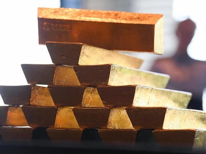 Privatleute in Deutschland besitzen mittlerweile die Rekordmenge von 8918 Tonnen Gold - davon gut die Hälfte (4925 Tonnen) in Form von Barren und Münzen, knapp 4000 Tonnen sind Schmuck.